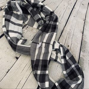 💕3/$20 Black and white plaid infinity scarf